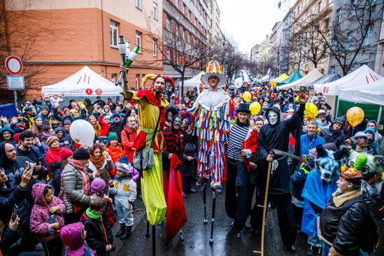 Chůdaři do masopustního průvodu