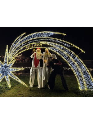 Mikuláš a andělé na chůdách/ čert na skákacích botách